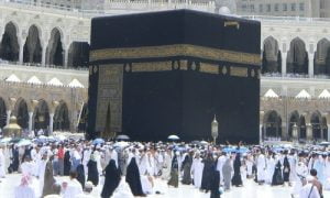 Pèlerin faisant le tour autour de la kaaba à la mecque avec sa mère